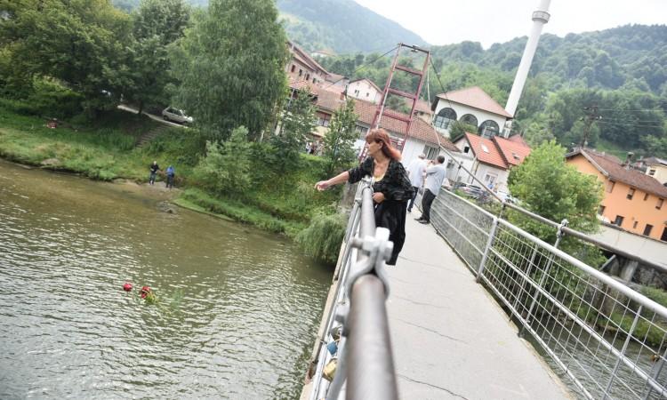 Banja Luka: U znak sjećanja na oko 500 stradalih Bošnjaka i Hrvata spušteno cvijeće u rijeku Vrbas