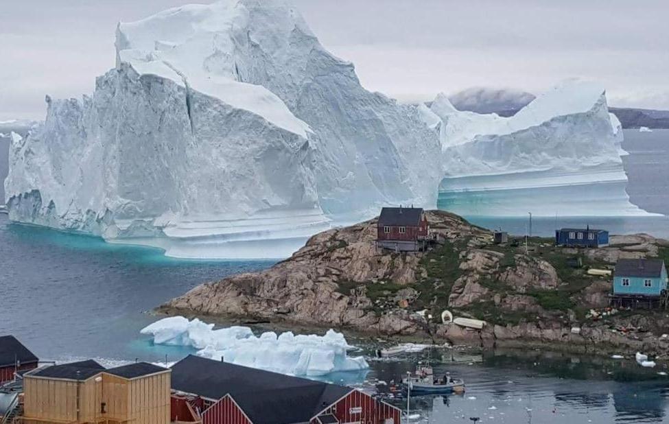 Stanovništvo evakuirano: Ogroman ledeni brijeg prijeti selu kod Grenlanda