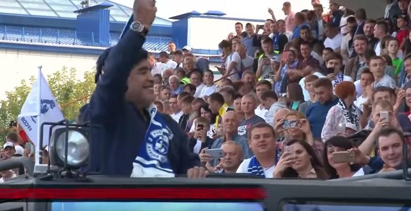 Maradona preuzeo predsjedničku ulogu pa navijače pozdravljao iz Hummera