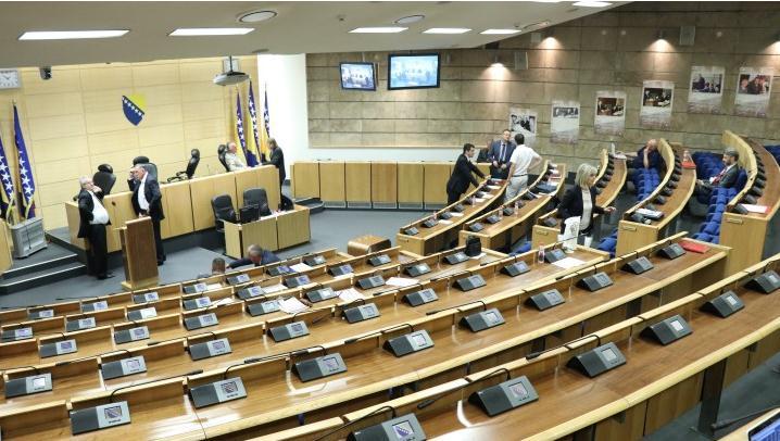 Čeka se početak vanredne sjednice Doma naroda Parlamenta FBiH: Procedure izazvale pometnju među delegatima