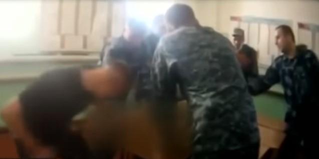 Objavljen snimak iz ruskog zatvora, čuvari udarali zatvorenika dok nije ostao bez svijesti