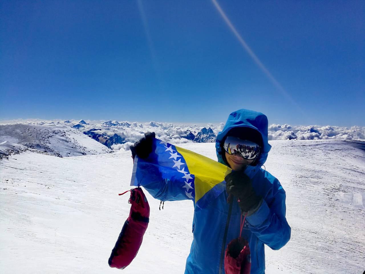 Danin na vrhu Elbrusa sa zastavom BiH - Avaz