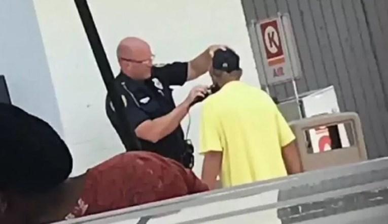 Policajac obrijao beskućnika i tako mu pomogao da dobije posao