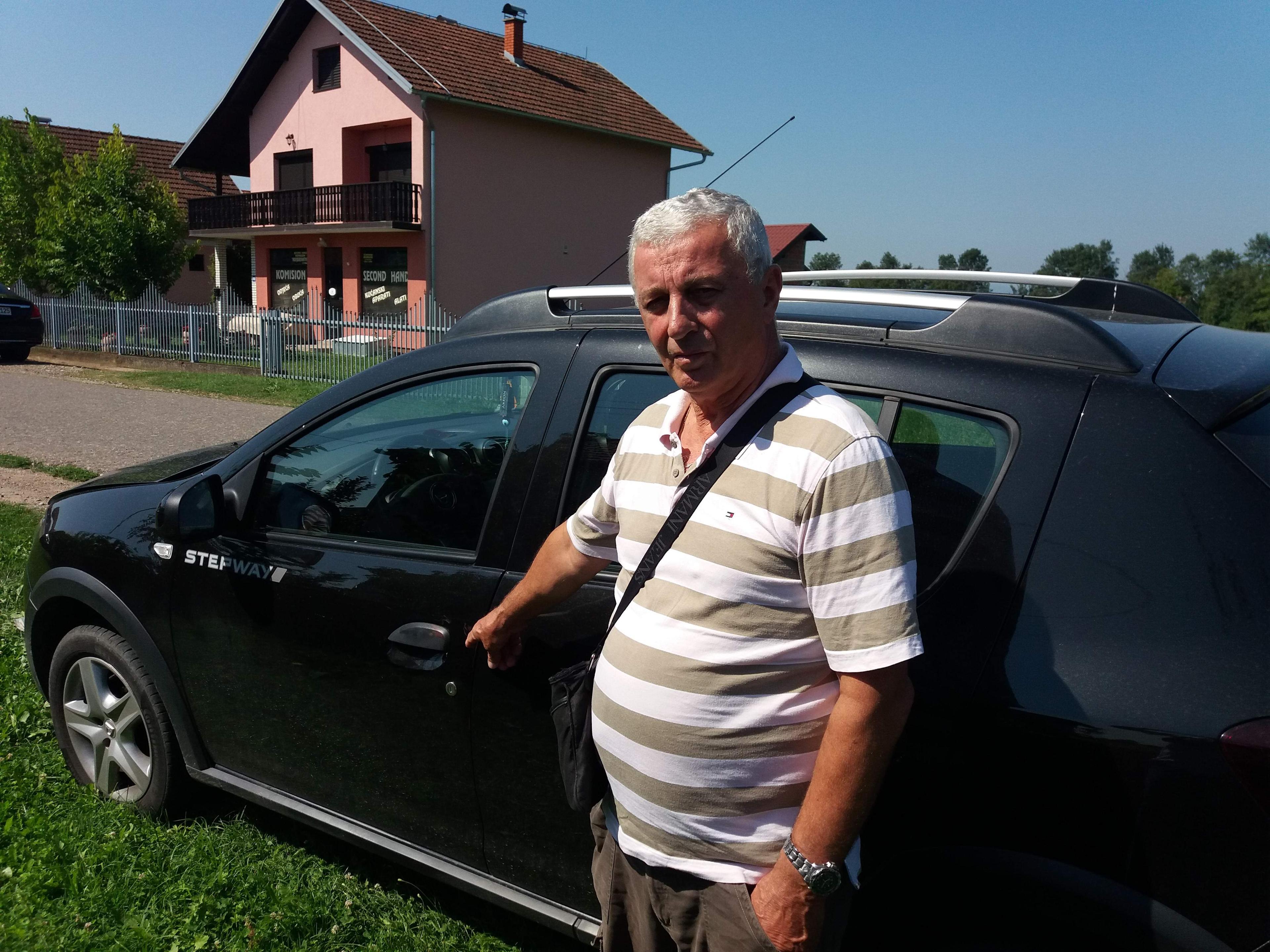 Svjedok Kasim Grgić Cojle pokazuje tragove krvi na vozilu - Avaz