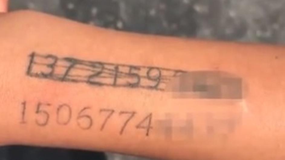 Sinu je na ruku tetovirala svoj broj mobitela iz veoma dobrog razloga: "Često bježi od kuće i izgubi se"