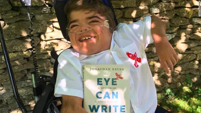 Iako teško bolestan od cerebralne paralize, napisao knjigu