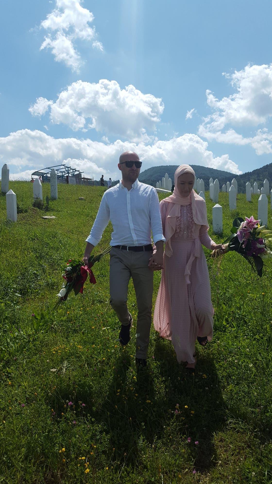 Sin Vildan sa suprugom je nakon vjenčanja došao na očev mezar - Avaz