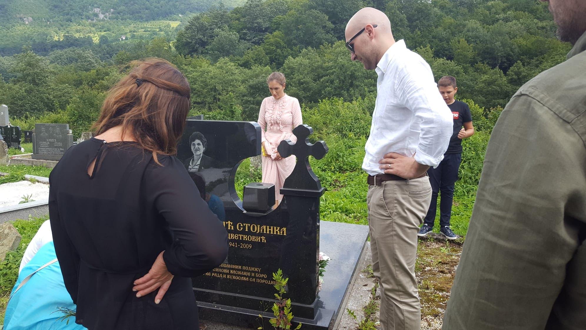 Preživjeli članovi porodice Klanco na grobu Vukosavine majke: Pobijedila je ljubav, a ne mržnja i zlo - Avaz