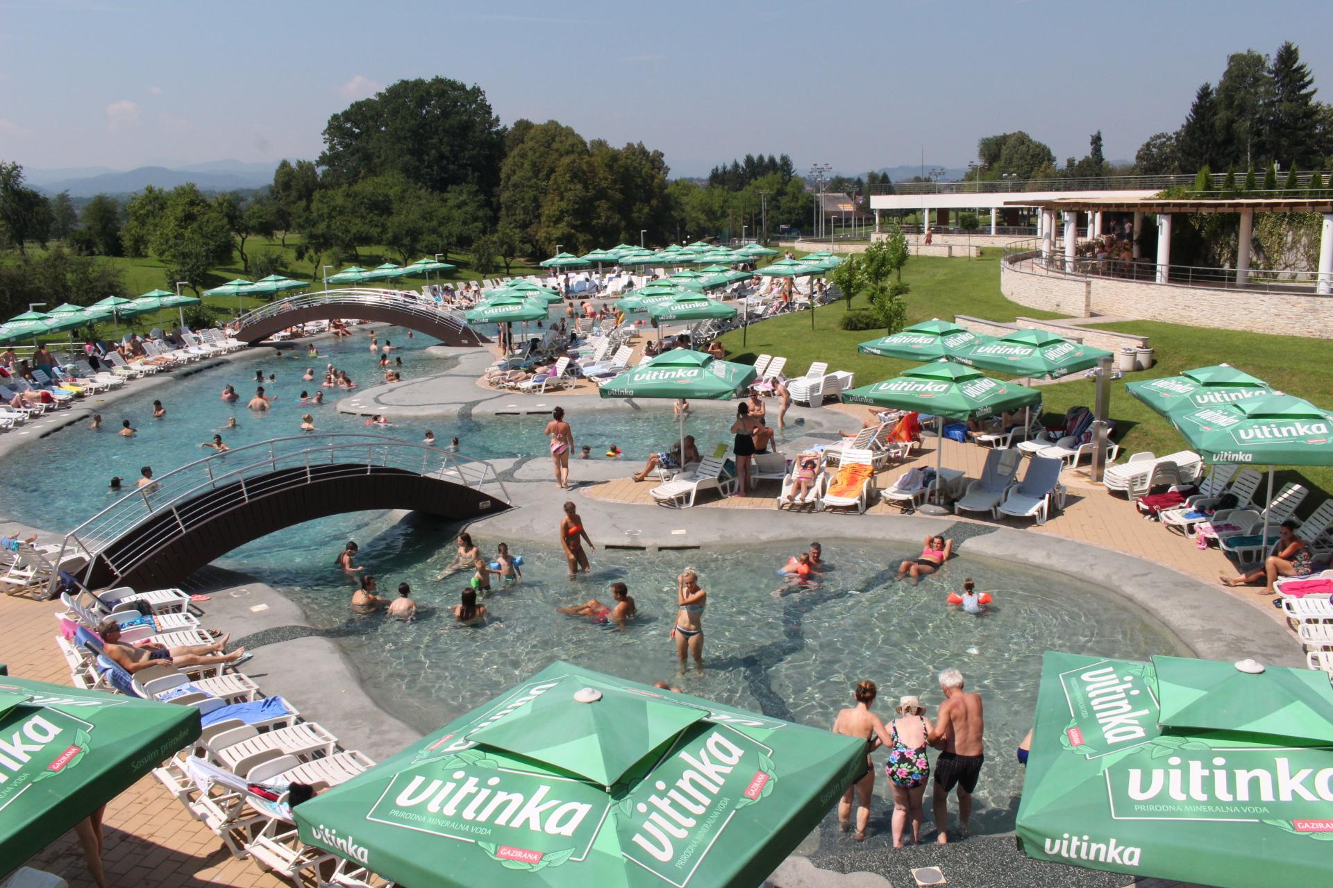 Kupači ovog ljeta okupirali bazene - Avaz