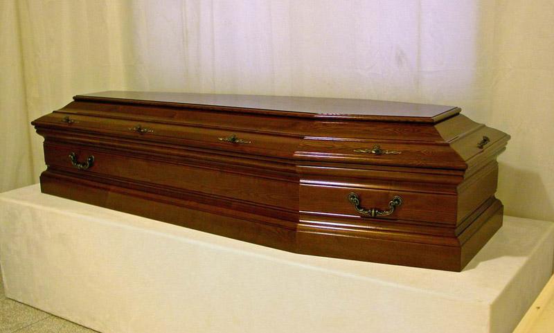 Prilikom izvođenja duhovnog rituala: Umrla u kovčegu u koji je sama legla