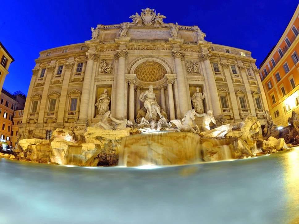 Turisti se tuku oko selfi pozicije ispred najpoznatije svjetske fontane