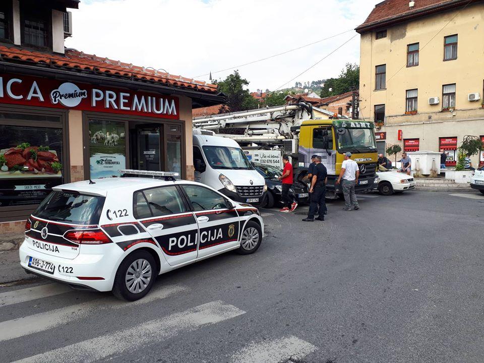 Sarajevski policajci sitgli na mjesto nesreće - Avaz