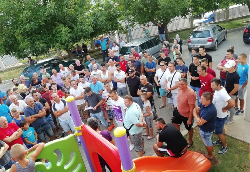 Građani naselja Opine na protestima - Avaz