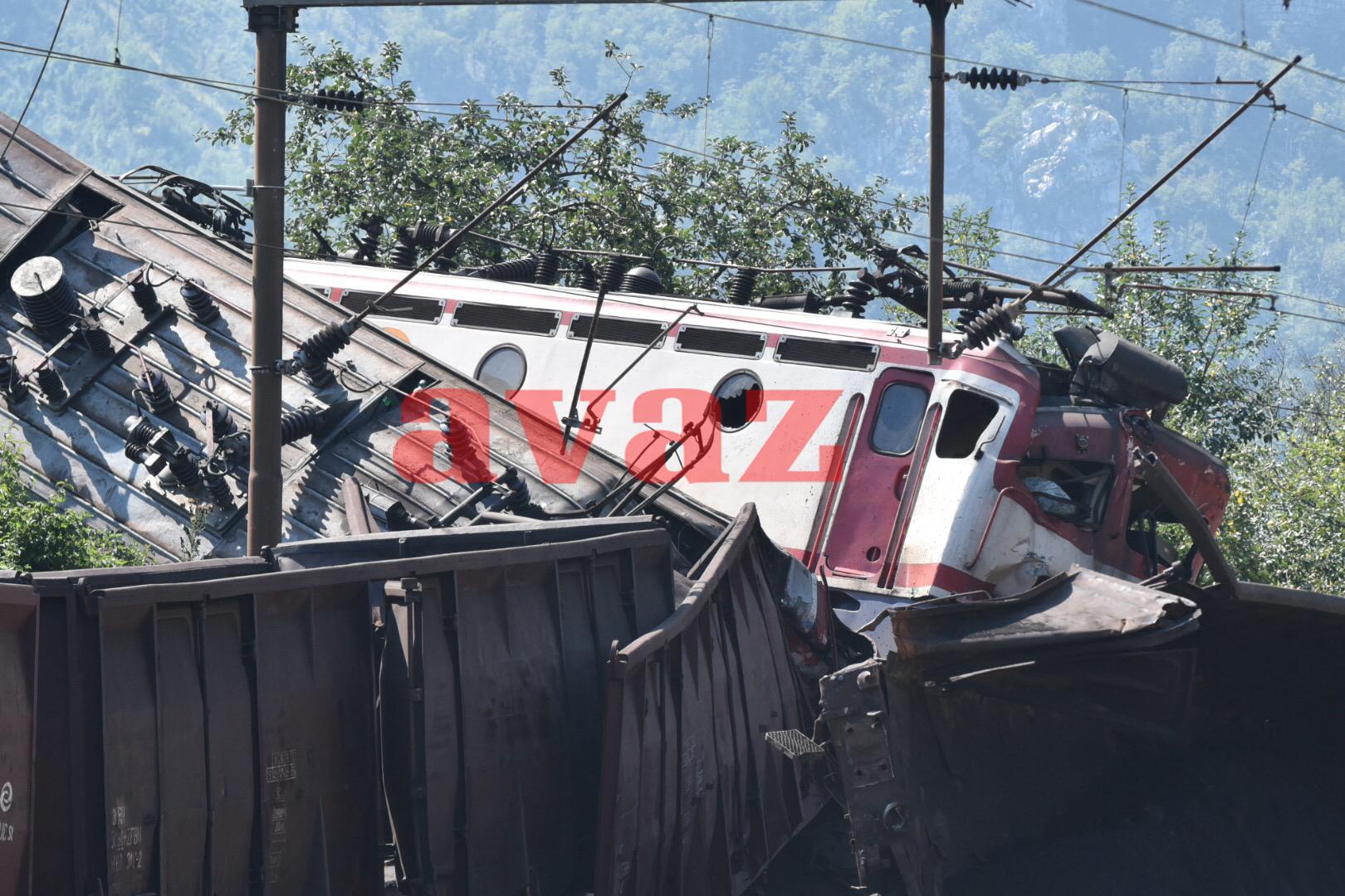 U toku uviđaj u Donjoj Jablanici, tijelo jednog od poginulih još nije izvučeno iz lokomotive