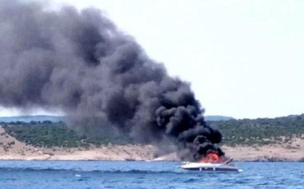Hrvatska: Zapalio se gliser između Krka i Cresa, turisti se spasili skokom u more