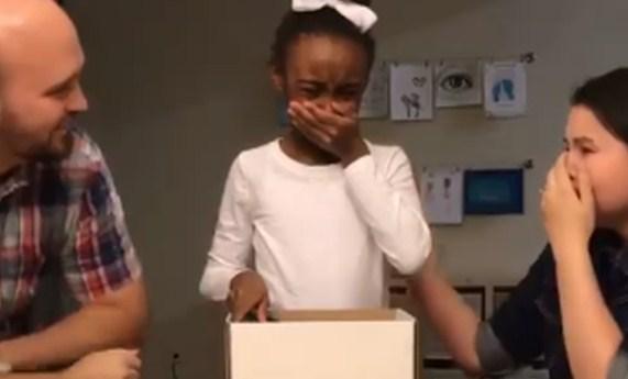 Djevojčica za rođendan dobila kutiju punu zgužvanih papira, plakala je od sreće kad ju je otvorila