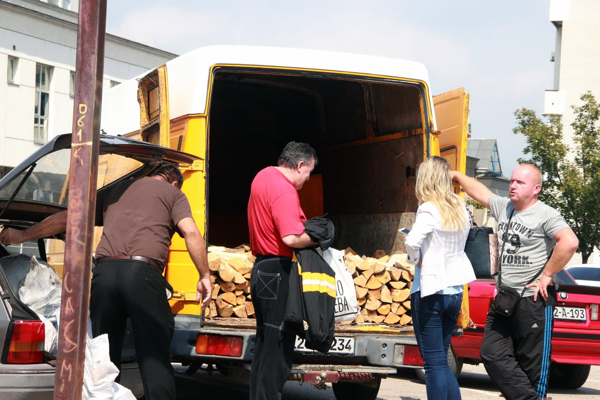 Ulična prodaja drva na tuzlanskim ulicama - Avaz