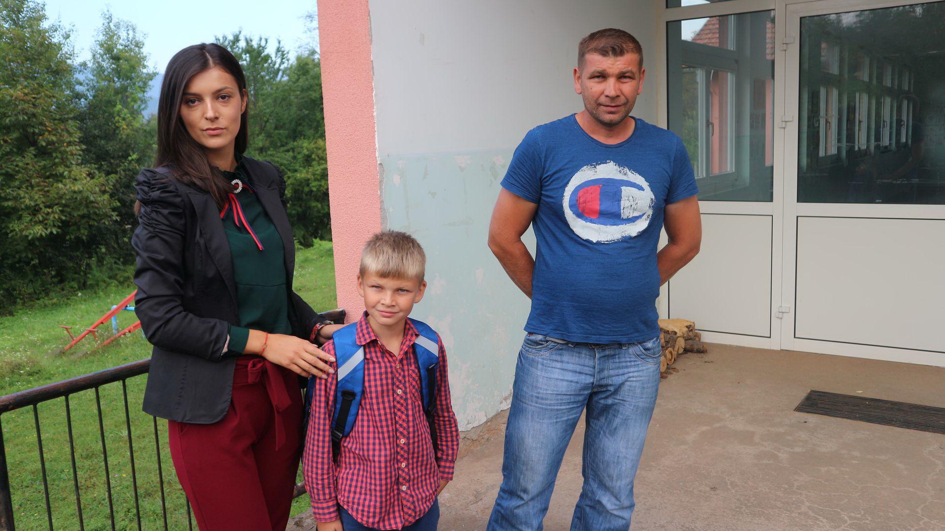 Hakija s ocem Muhamedom i novom učiteljicom Bojanom Bibić - Avaz