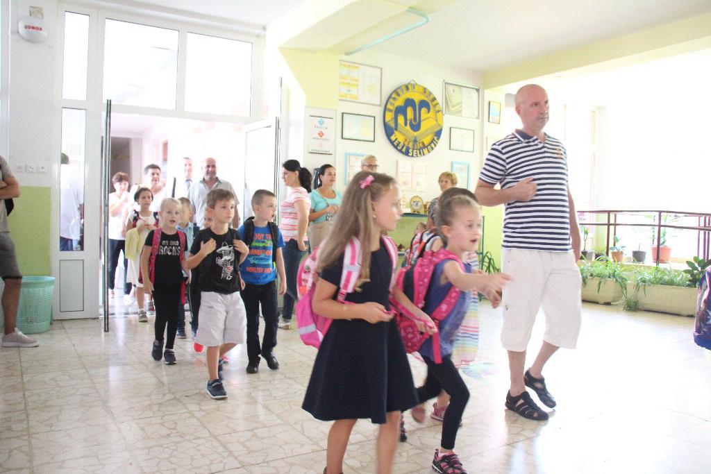 Zenica: Veselo prvi dan škole (Foto: B. Mahmić) - Avaz
