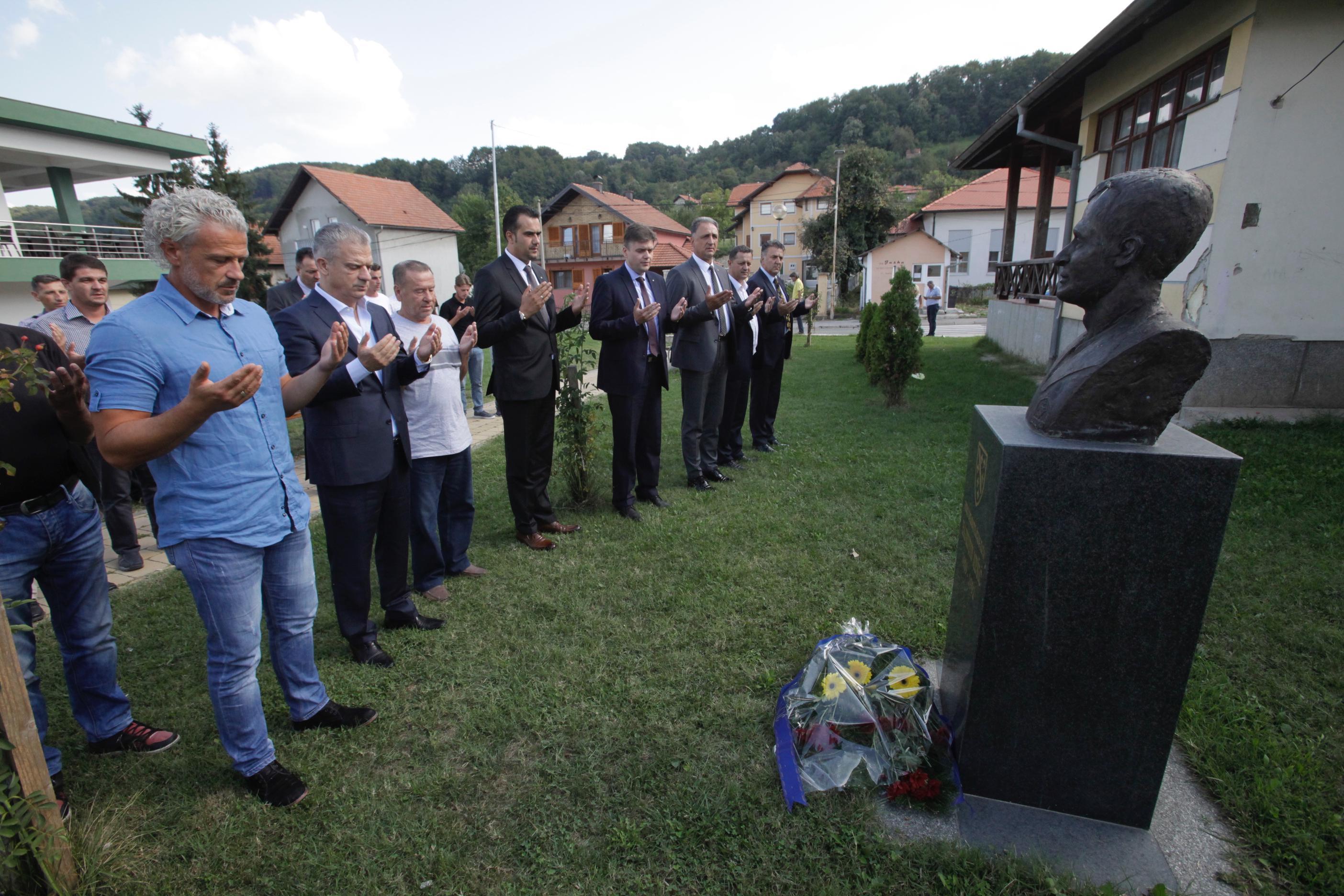 Radončić u Teočaku položio cvijeće na spomen - obilježje Hajri Mešiću - Avaz