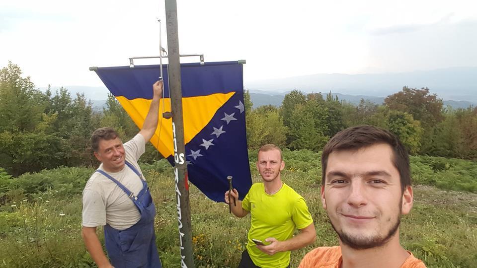 Mehidić, Omerović i Karić postavili zastavu - Avaz