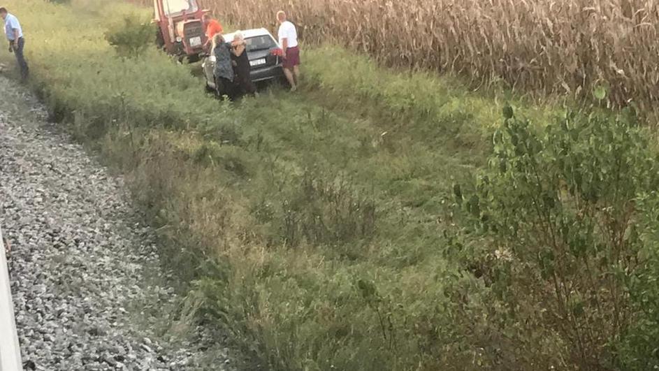 Usljed udarca traktor odbačen s pruge u polje - Avaz
