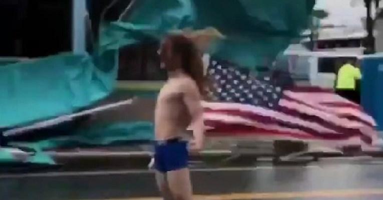 Sve za klik: Prešao 500 kilometara kako bi se mogao snimati dok maše zastavom usred uragana