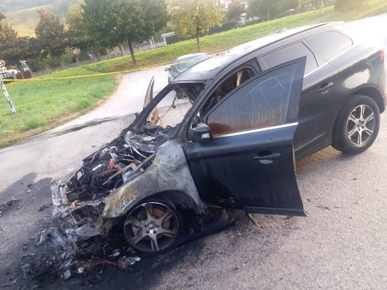 Potpuno uništen auto u vlasništvu Arapovića jutros zapaljen na Dobrinji - Avaz