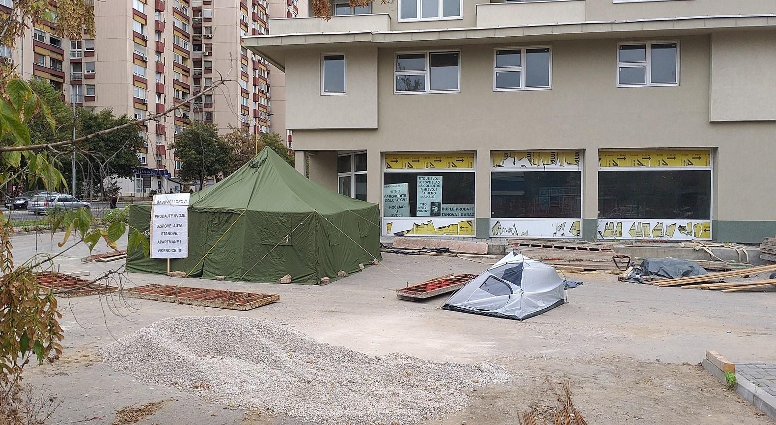 Prevareni kupci podižu šatorsko naselje ispred nedovršene zgrade ''15. maj'' u Tuzli