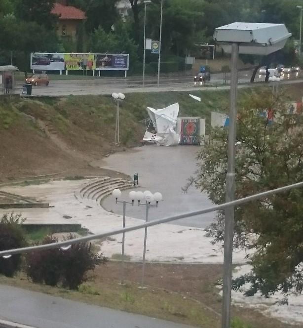 Haos u Dalmaciji: Vjetar čupa drveće i semafore, građani upozoreni da ne izlaze iz domova