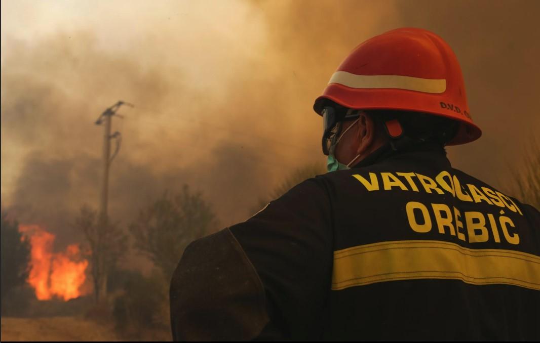 Vatra ušla u Orebić: Brane i kuće i ljude