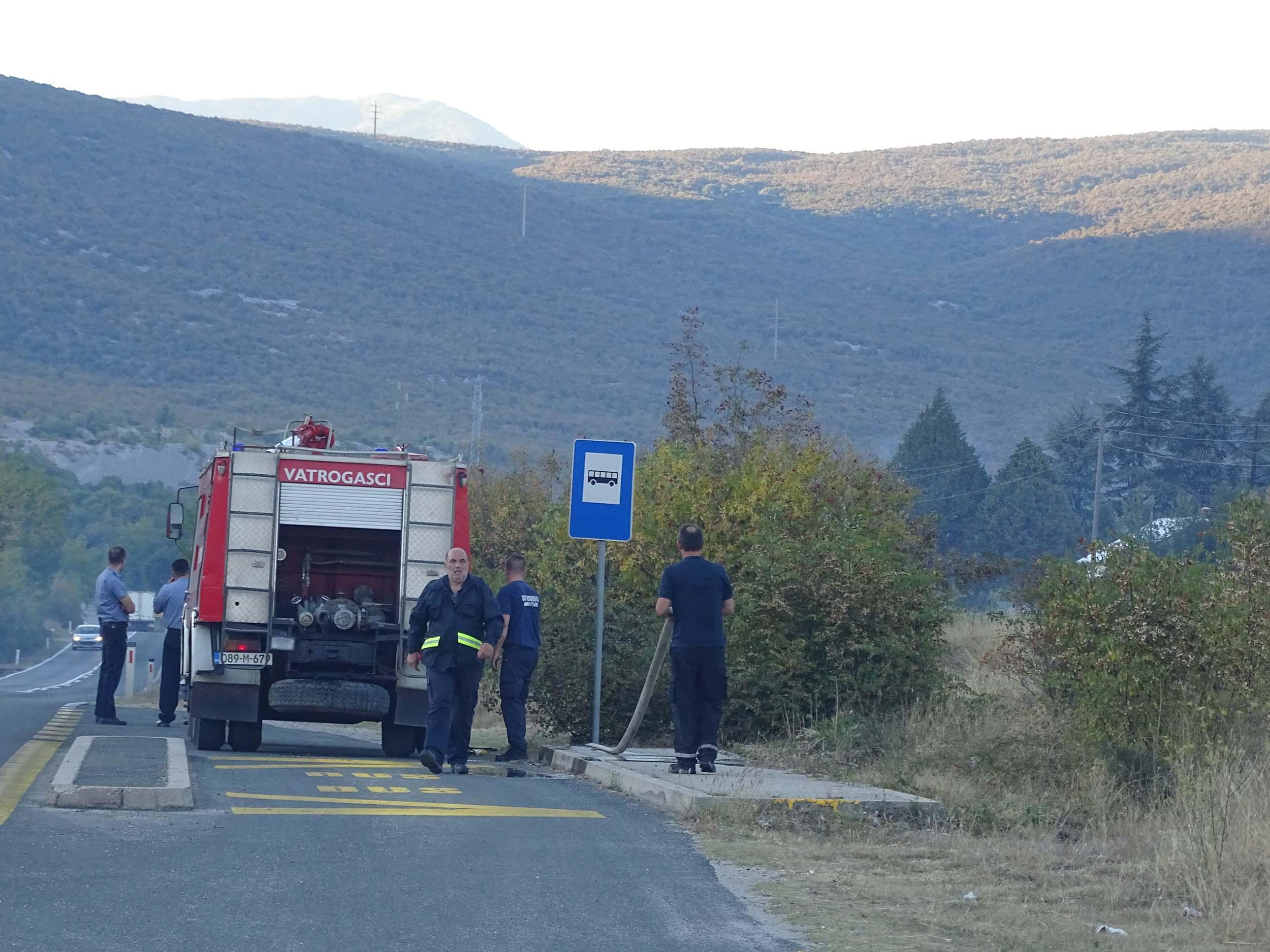 Vatrogasci i mještani u Željuši branili benzinsku pumpu i kuće