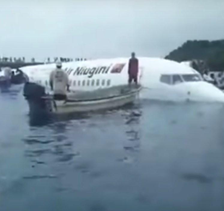 Nespretni pilot promašio pistu pa sletio u more, svi putnici i članovi posade su dobro