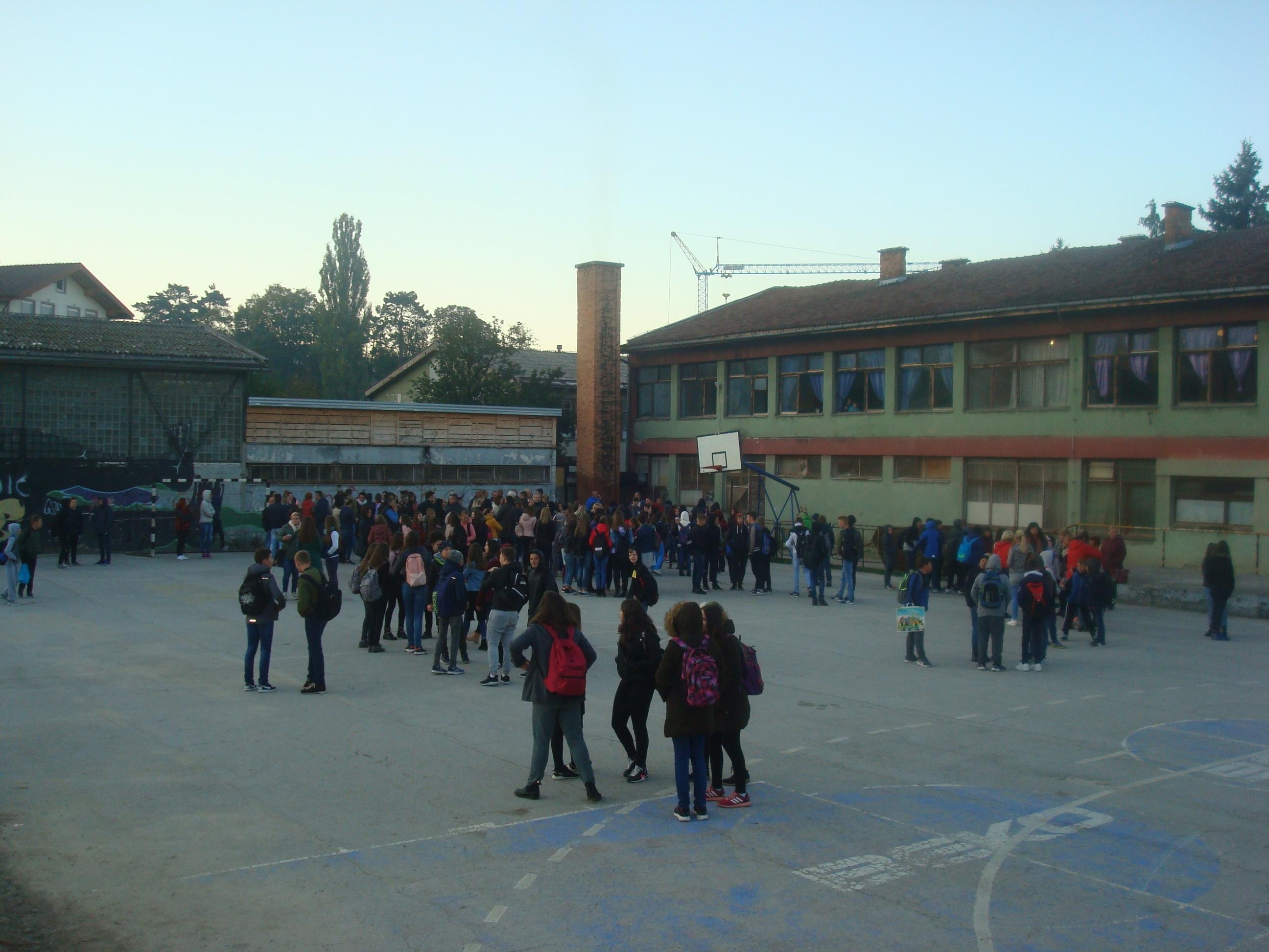 Učenici i njihovi roditelji na protestu ispred OŠ „Cazin 1“ - Avaz