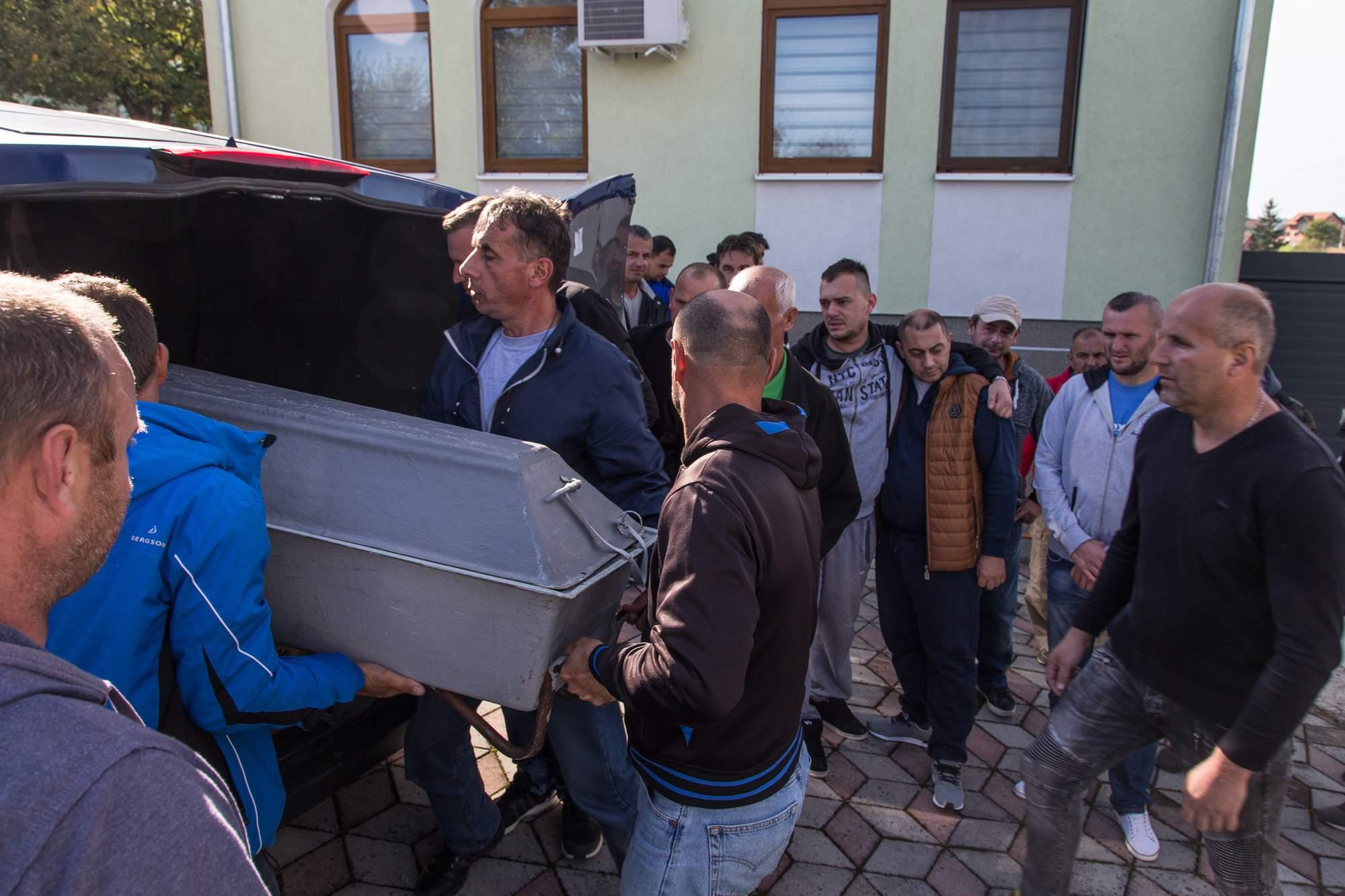 Tijelo mladića dovezeno pred kuću žalosti u Bišćanima kod Prijedora - Avaz