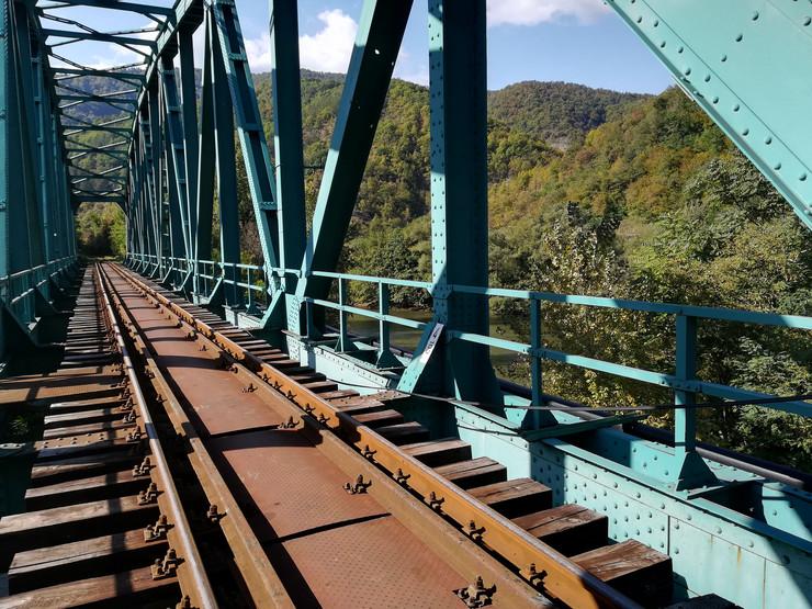 Muškarac se pješice kretao preko željezničkog mosta - Avaz