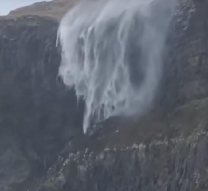 Nesvakidašnji snimak: Oluja natjerala vodopad da "ide unazad"