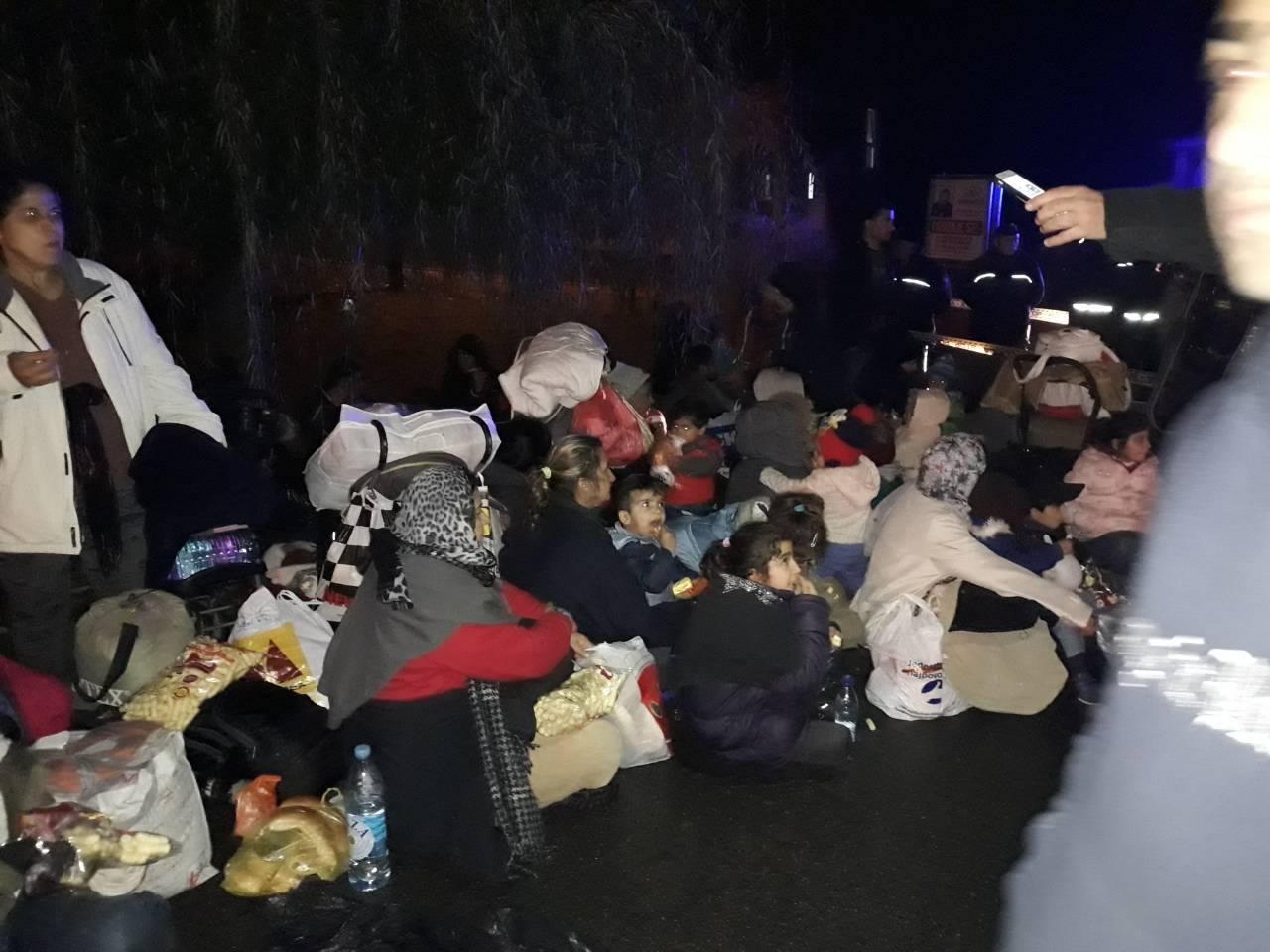 Migranti zaustavljeni ispred graničnog prijelaza Izačić, stotine ljudi leže na cesti