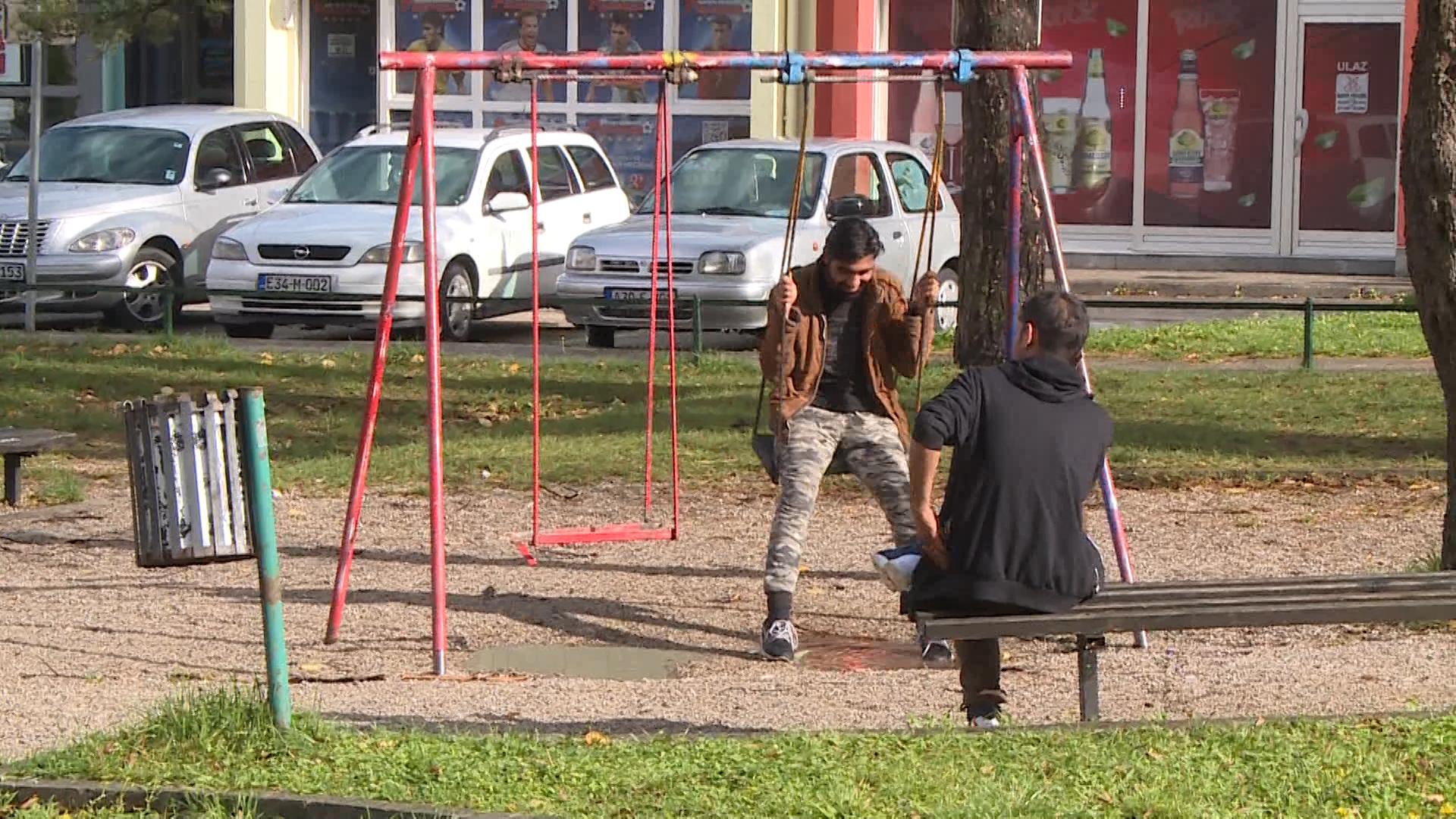 Migranti često borave i na dječijim igralištima - Avaz