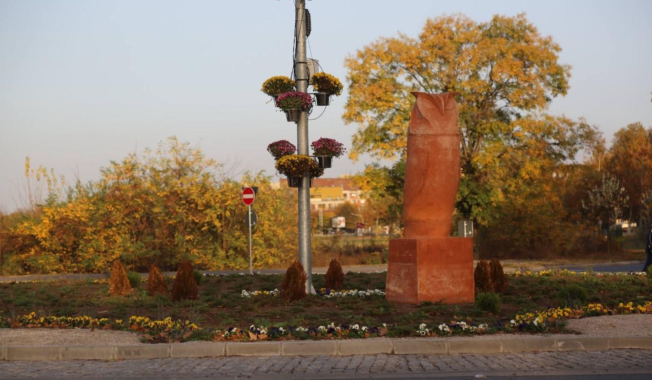 Kikinda dobila novi simbol grada: Statua sove koja izgledom podsjeća na penis