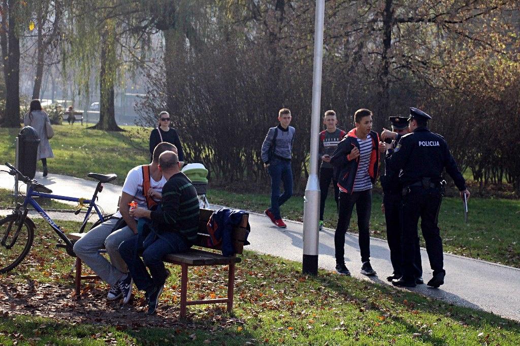 Policija dežura pored igrališta - Avaz