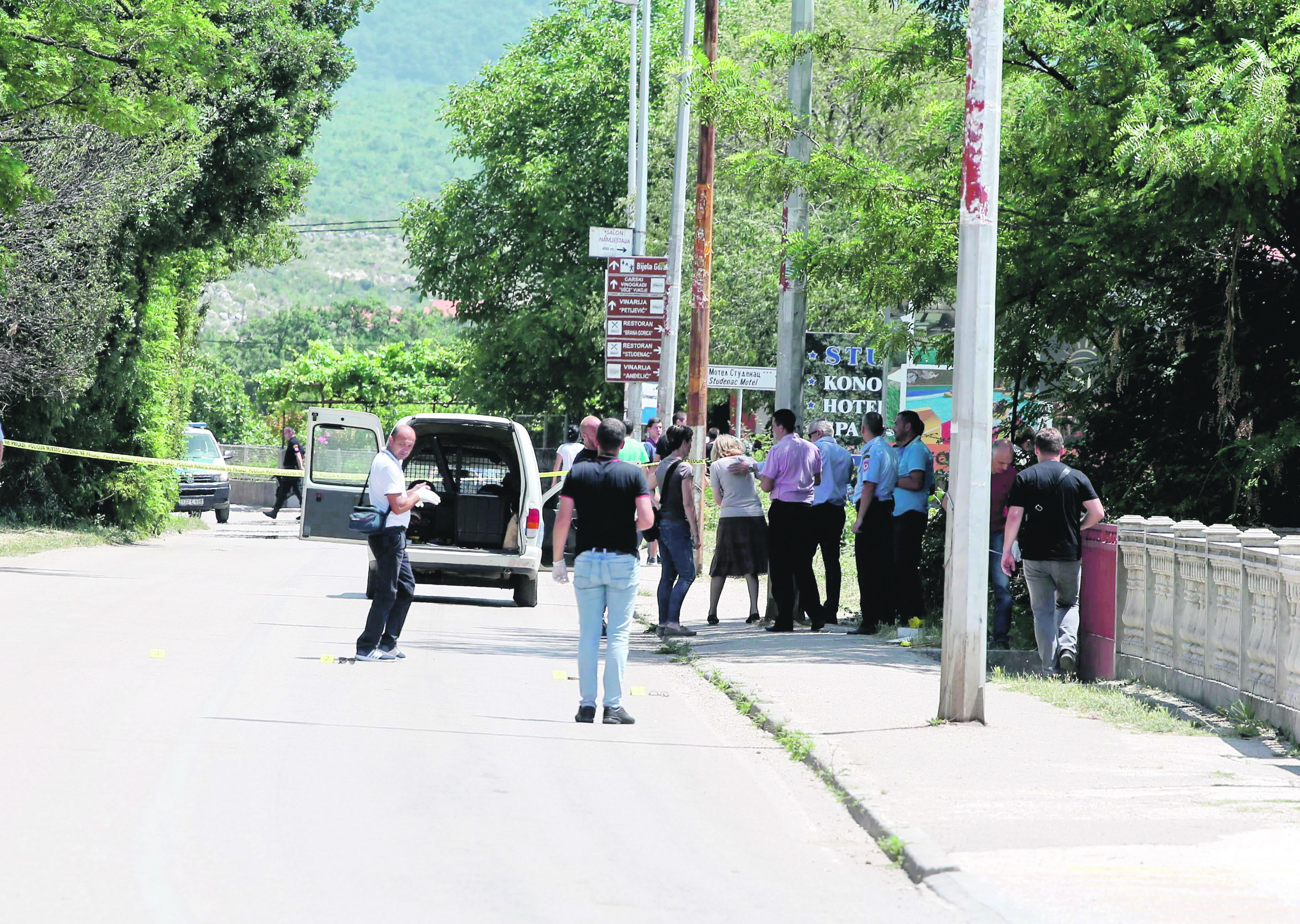 Policija, građani i porodica optuženog na mjestu događaja - Avaz
