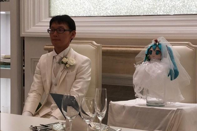 Japanac ima traume od žena pa se oženio popularnom virtuelnom pjevačicom: Na svadbi im bili i članovi parlamenta