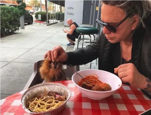 Holivudski glumac Miki Rurk ručao u društvu svog psa kojeg je hranio kašikom