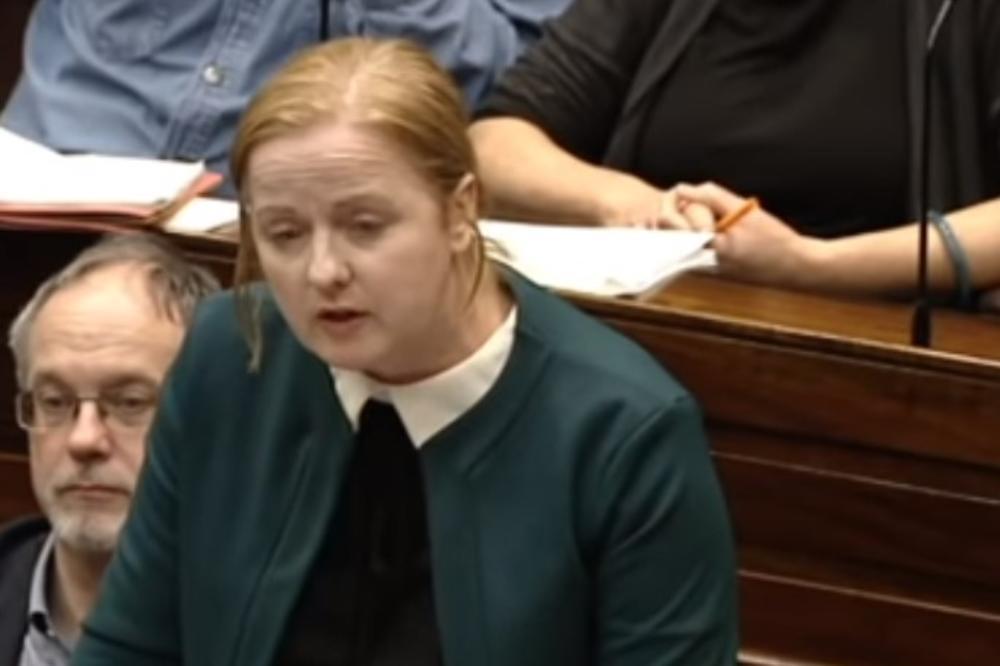 Irska zastupnica pokazala tange u parlamentu: Sve u odbranu žrtava silovanja jer je još jedan nasilnik oslobođen