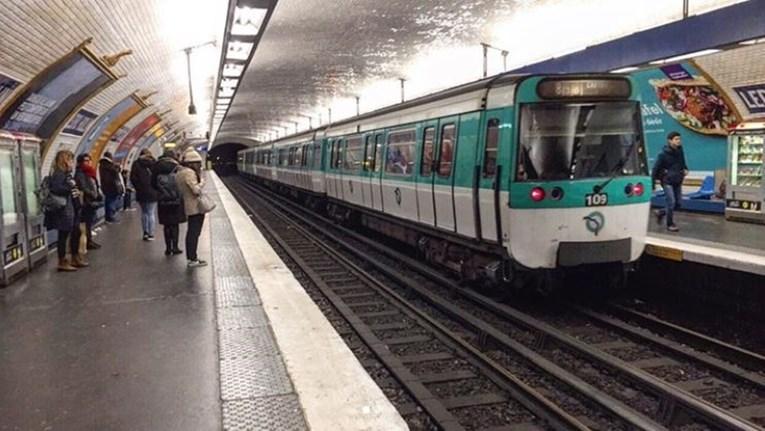 Pariz: Dječak rođen u metrou dobio besplatan prijevoz - Avaz