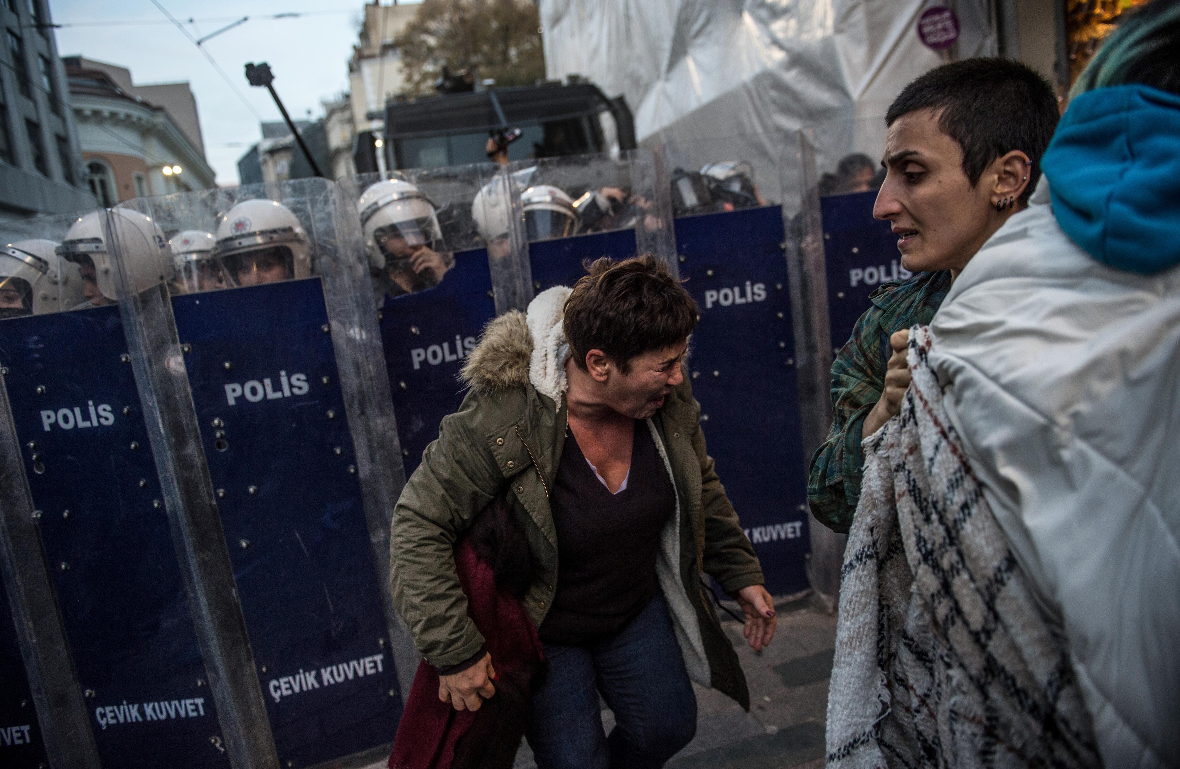 Turska policija suzavcima napala sudionike marša protiv nasilja nad ženama