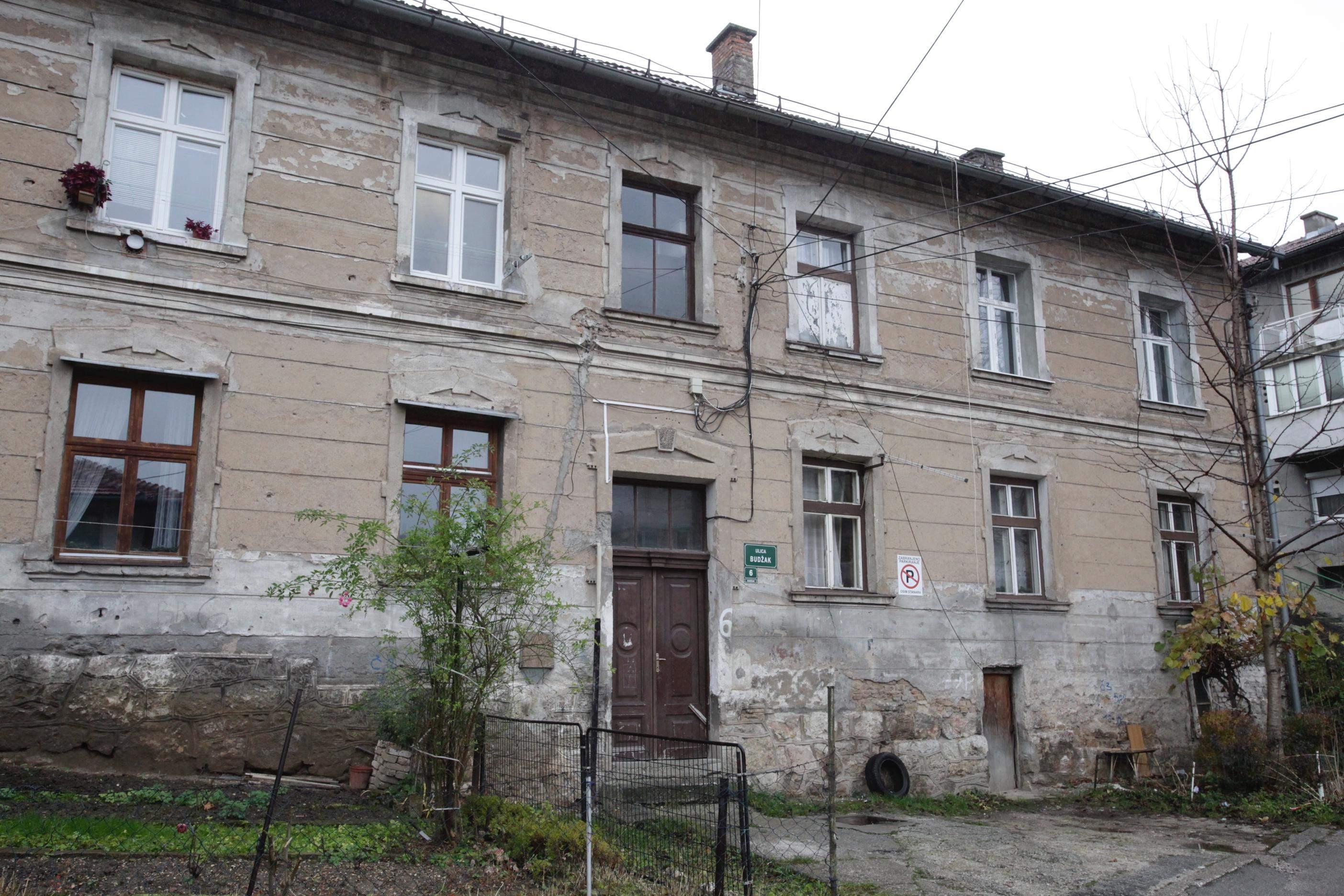 Zgrada u ulici Budžak u kojoj je pronađen muškarac - Avaz