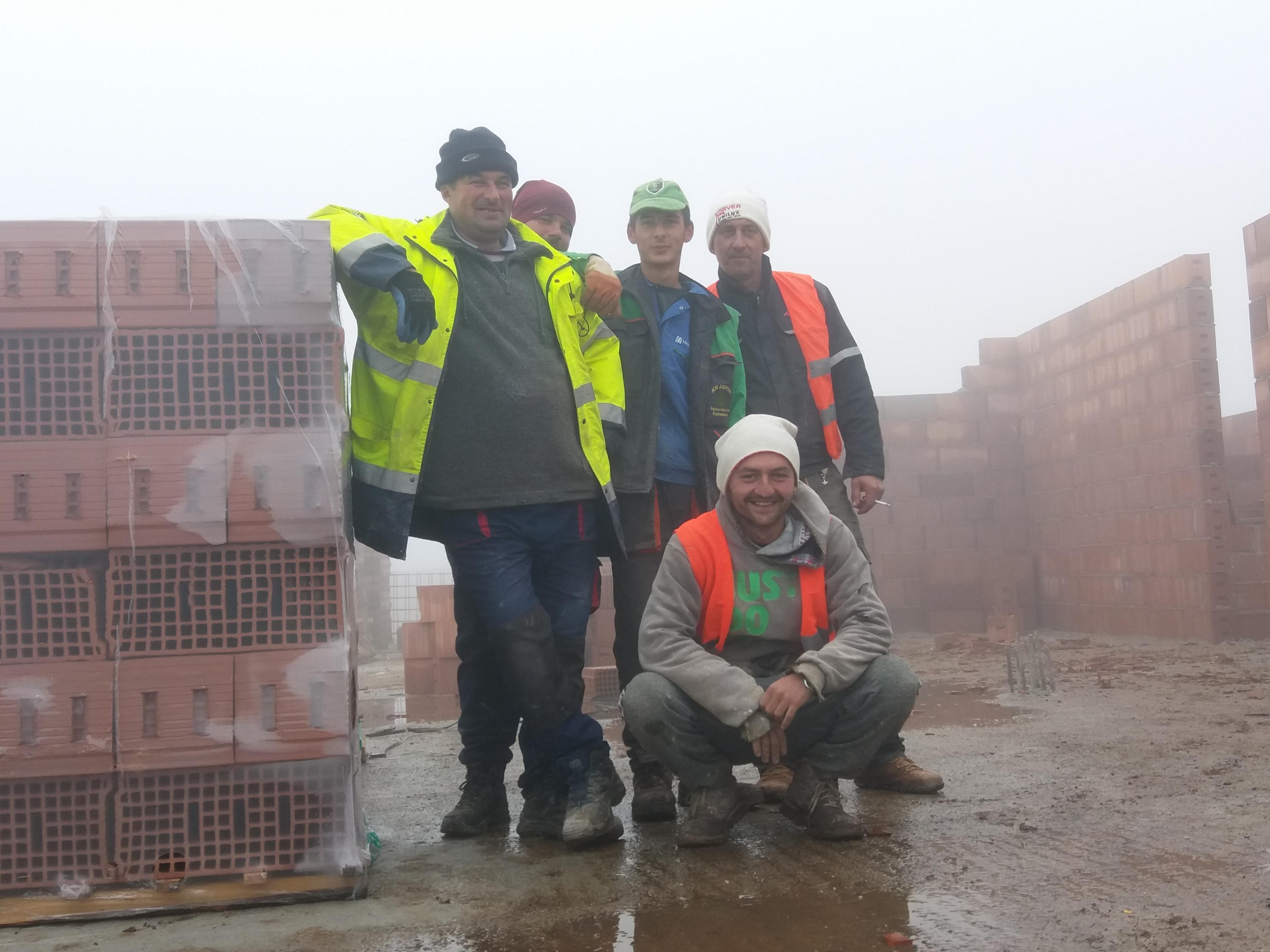 Radnici na gradilištu izvode sitne radove - Avaz