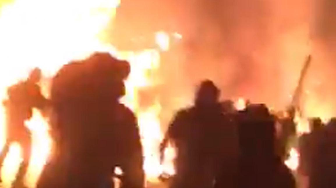 Neredi u Atini: Navijači AEK napali pristalice Ajaksa, eksplozije na sve strane